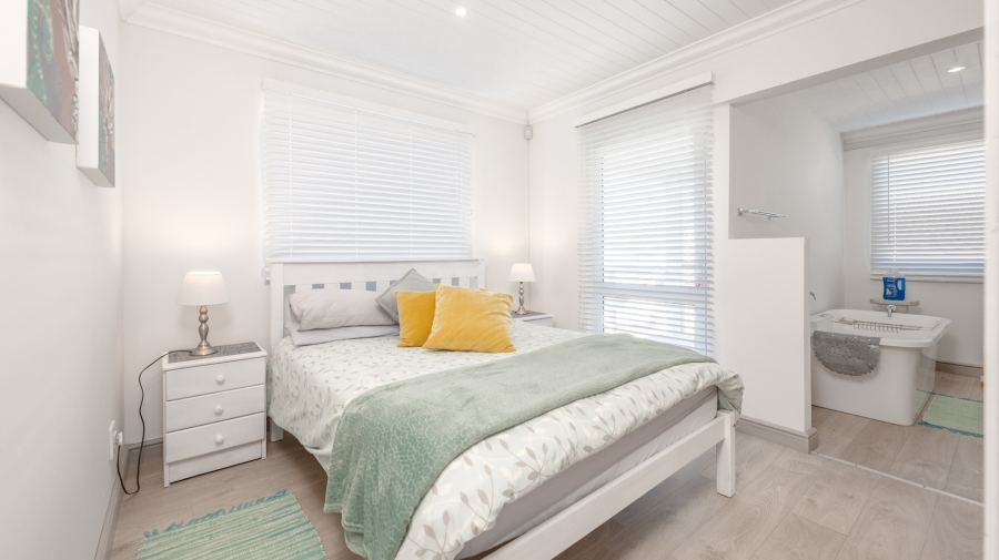 4 Bedroom Property for Sale in Struisbaai Western Cape